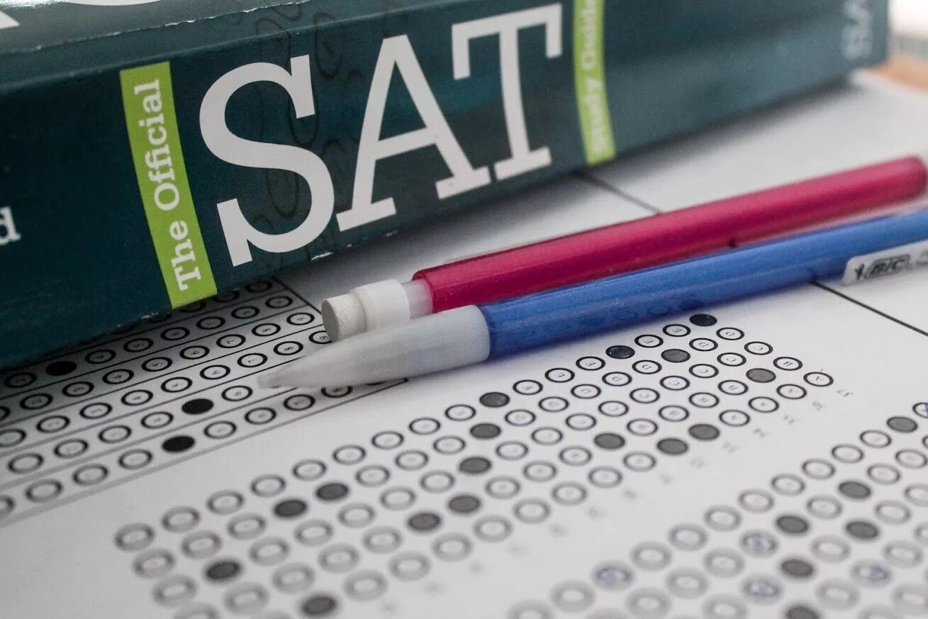 На подготовке к сдаче тестов. Тест sat. Sat (экзамен). Американский экзамен sat. Sat Test logo.