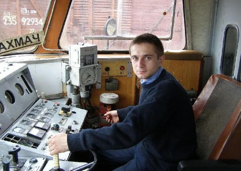 Помощник машиниста иркутск. Помощник машиниста электровоза тепловоза. Профессия помощник машиниста электровоза. Медосмотр машиниста локомотива. Помощник машиниста иркутск.