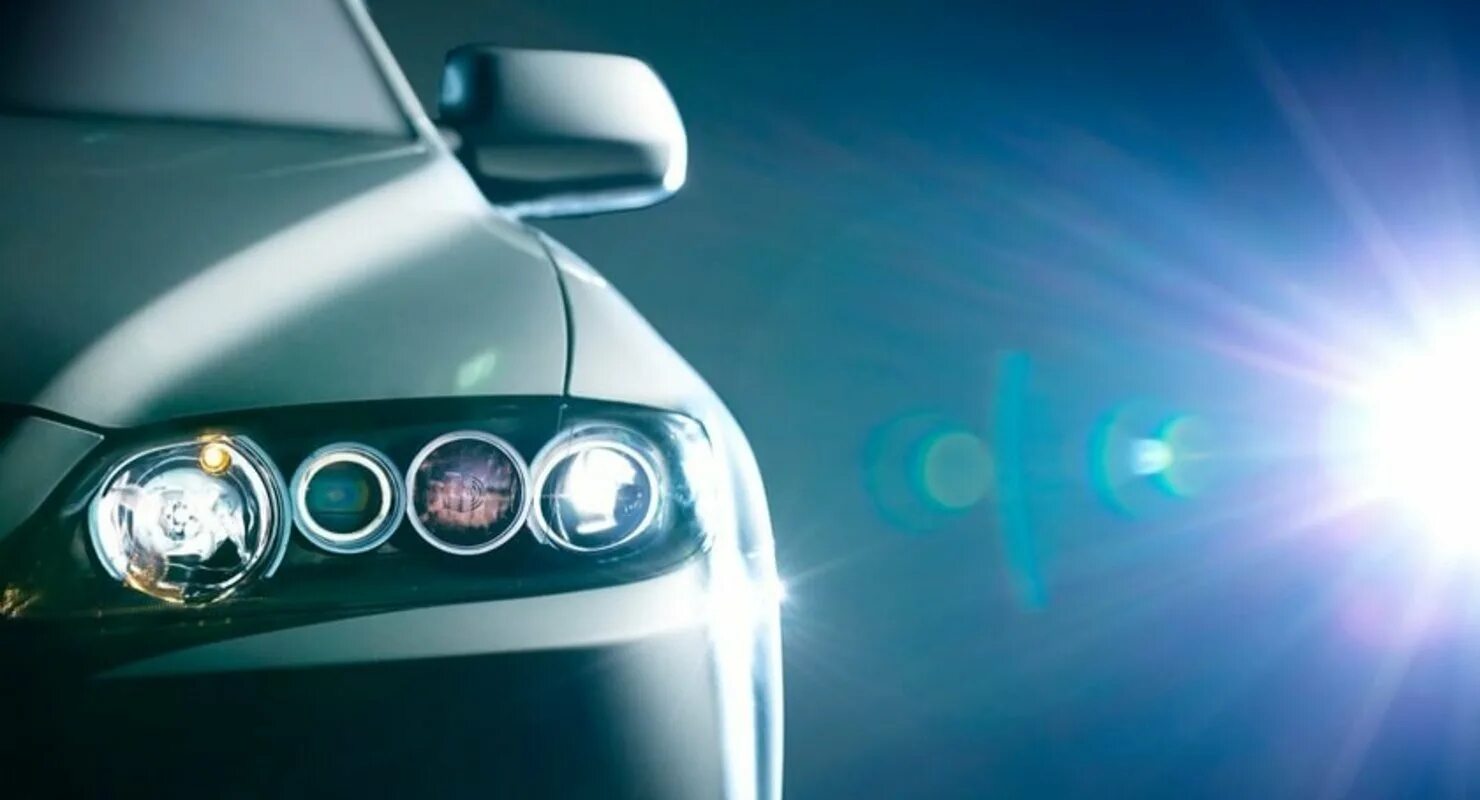 Headlight flashing. Night scene passing car flashlights. Flashing headlights. Свет фар. Свет фар.