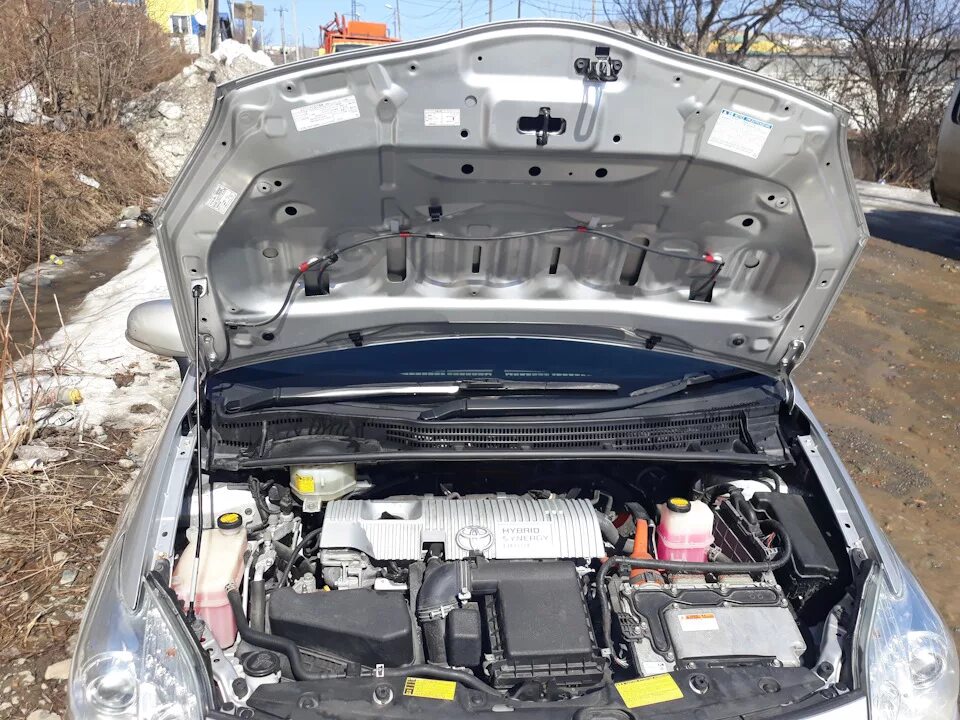 Капот приус 20. Капот Приус 30. Капот на Тойота Приус 20. Тойота Приус 20 открытый капот. Toyota Prius 30 под капотом.