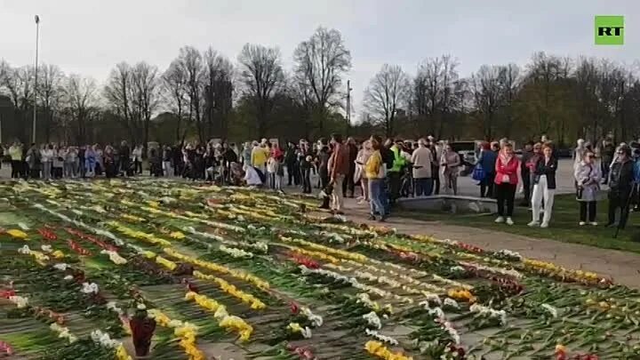 Возложение цветов в Риге. Возложение цветов к памятнику в Риге. Жители Риги принесли цветы. Памятник в Риге цветы 2022. В риге запретили нести цветы