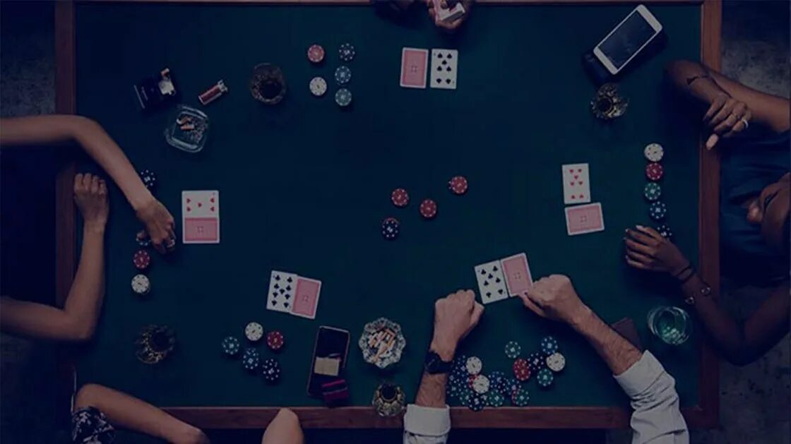 Азартные игры пари. Покер. Покерный стол в казино. Покерный стол с людьми. Игра в Покер.
