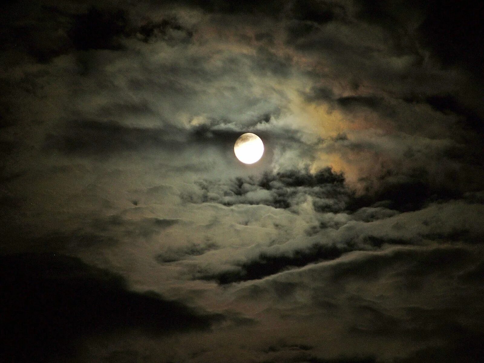 Clouded moon. Луна. Лунная ночь. Ночное небо с луной. Лунное небо.