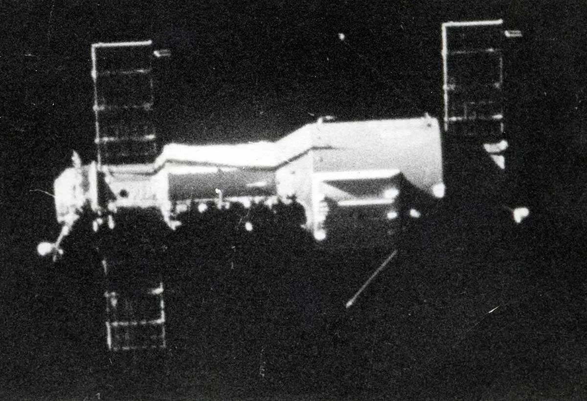 Первая космическая станция салют 1. Станция салют 1. Первая орбитальная Космическая станция. Орбитальная станция салют. Станции «салют-1» 19 апреля 1971.