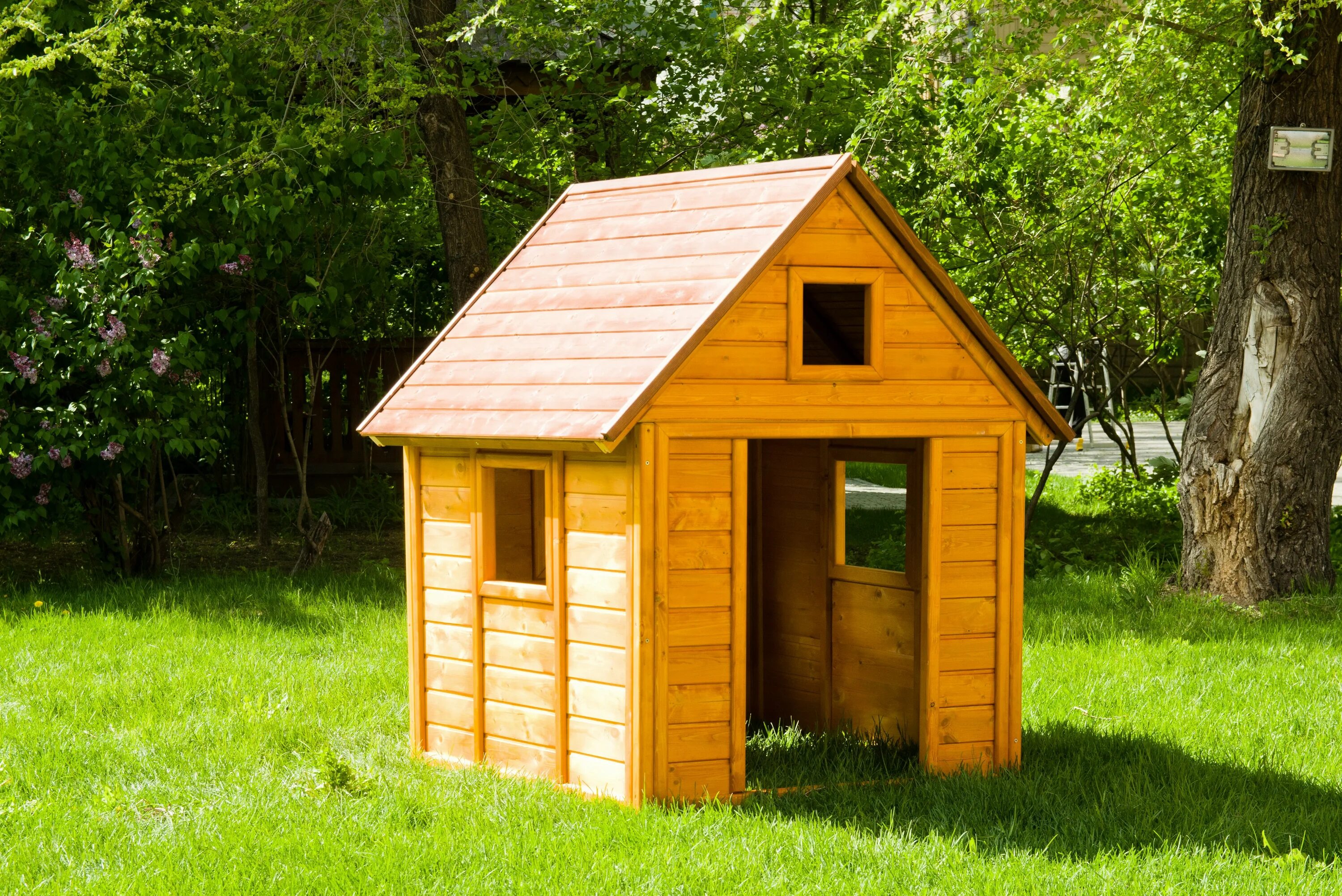 Детский домик из дерева. Деревянный домик для детей. Домик для детей на даче. Деревянный домик для детского сада. Домик детский игровой деревянный.