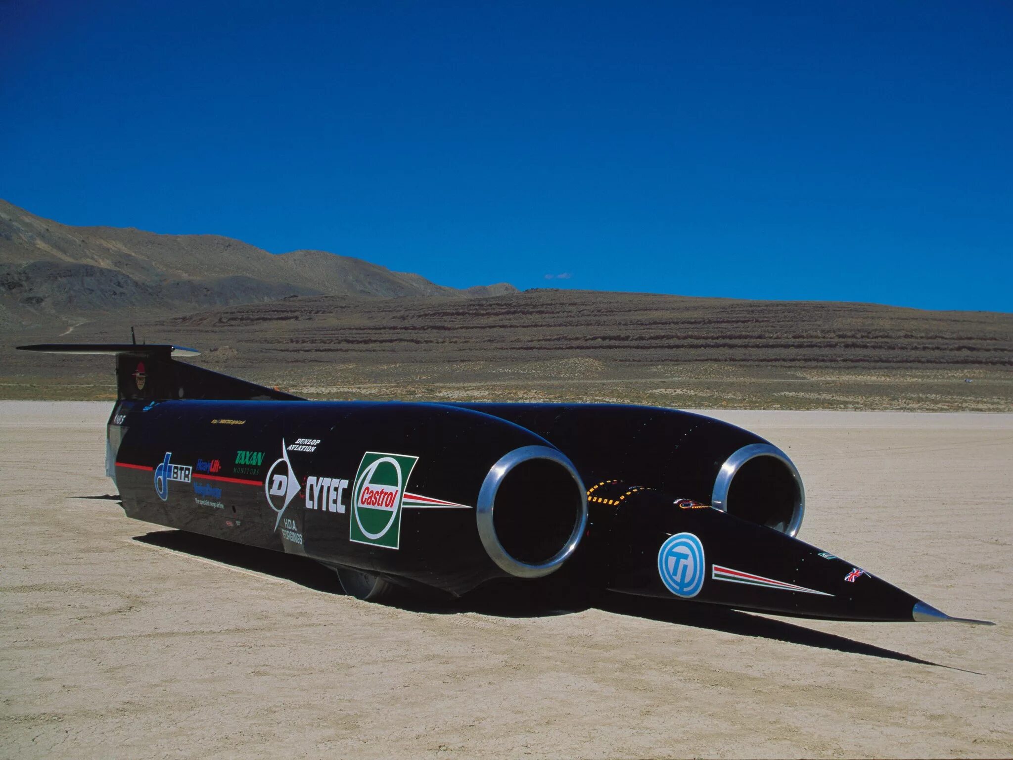 Рекорд скорости на машине. Thrust SSC машина. Болид Thrust SSC. Thrust SSC (1228 км/ч ).. Энди Грин на Thrust SSC.