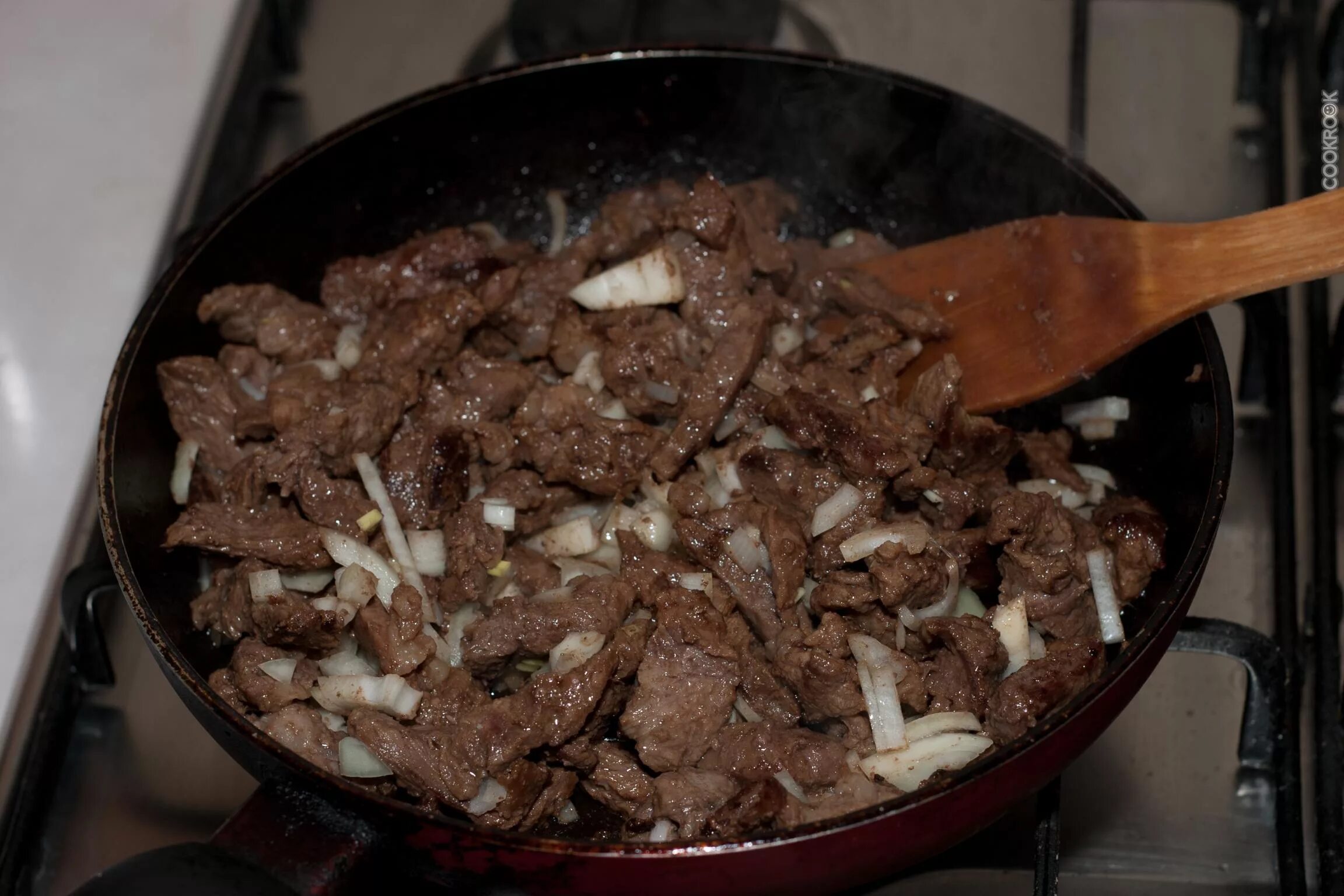 Жареная говядина с луком на сковороде. Жареное мясо с луком. Жареная говядина на сковороде с луком. Мясо жареное на сковороде с луком.