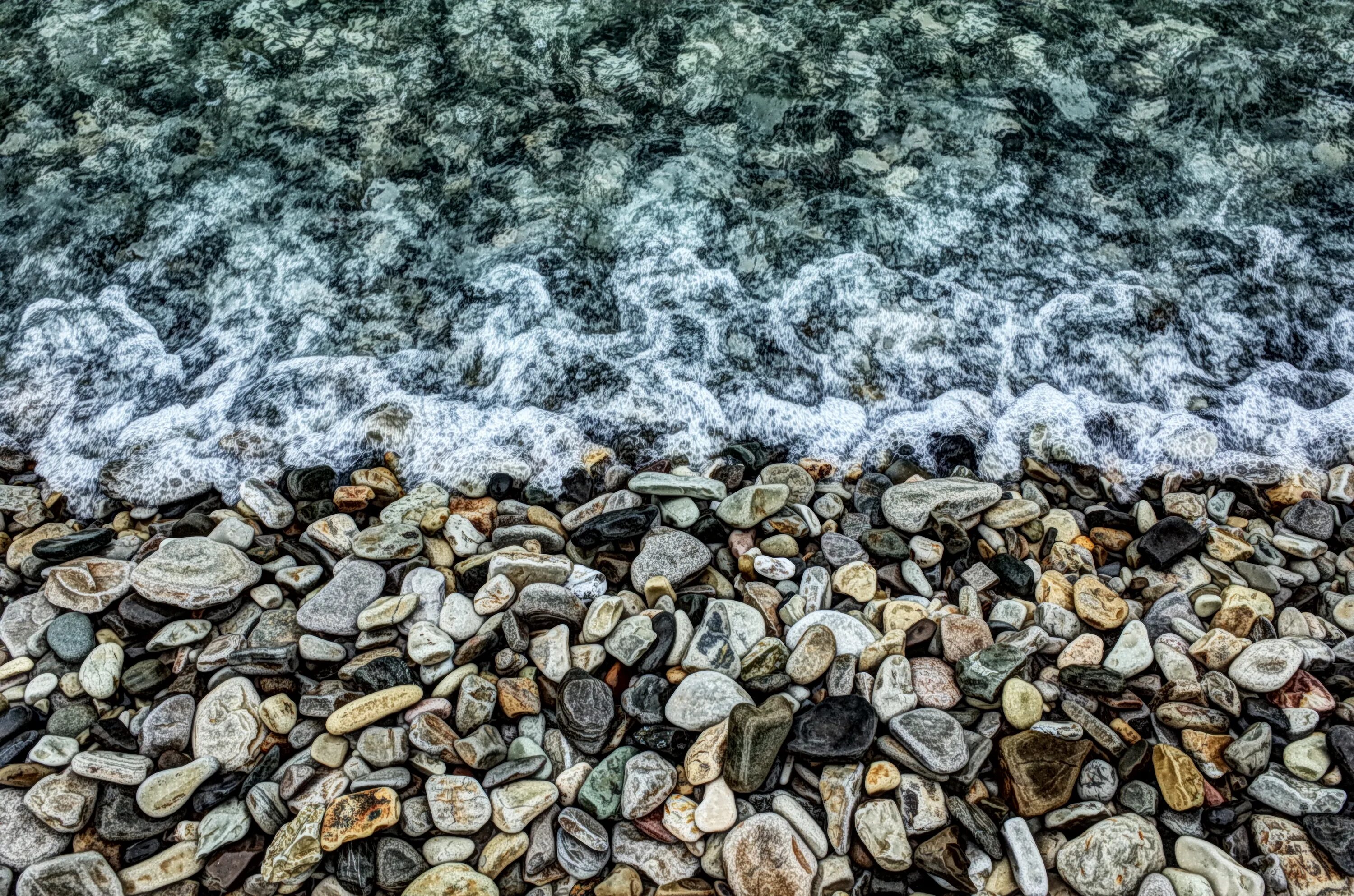 Камни в воде. Текстура мокрого камня. Текстура галька в воде. Вода текстура с камнями.