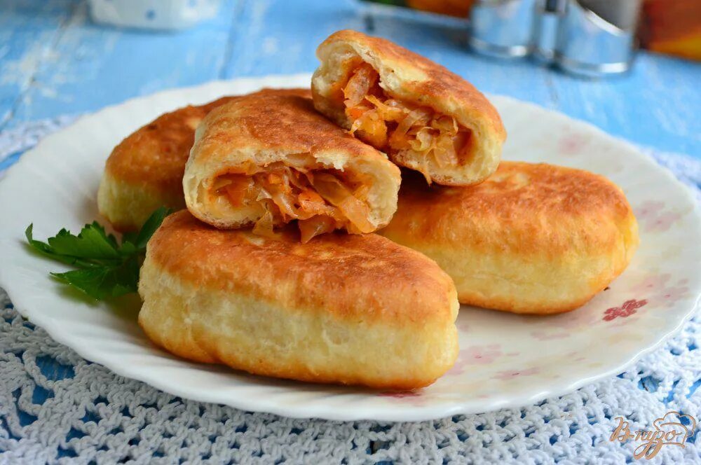 Пирожки капустные жареные