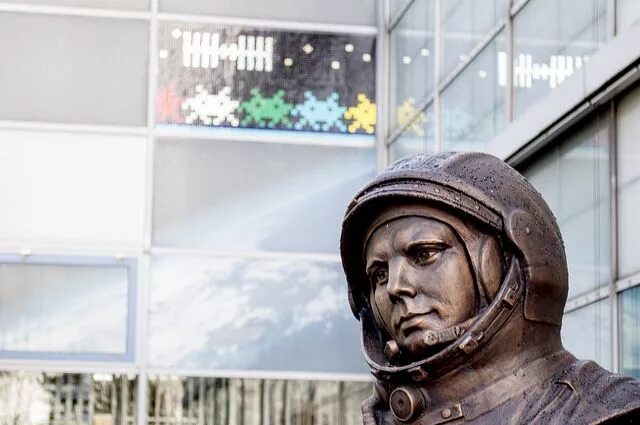 Где был установлен первый бюст гагарина. Памятники бюст юрию гагарину. памятник юрию гагарину екатеринбург. памятник гагарину в германии. в германии бюст гагарина.