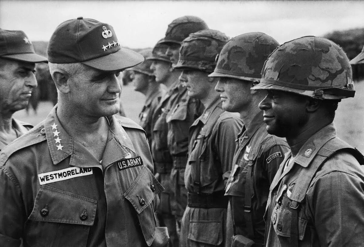 Почему вьетнам поддерживает сша. Генерал Уильям Уэстморленд. Солдаты США во Вьетнаме 1960е. Армия США во Вьетнаме 1980. Армия США во Вьетнаме.