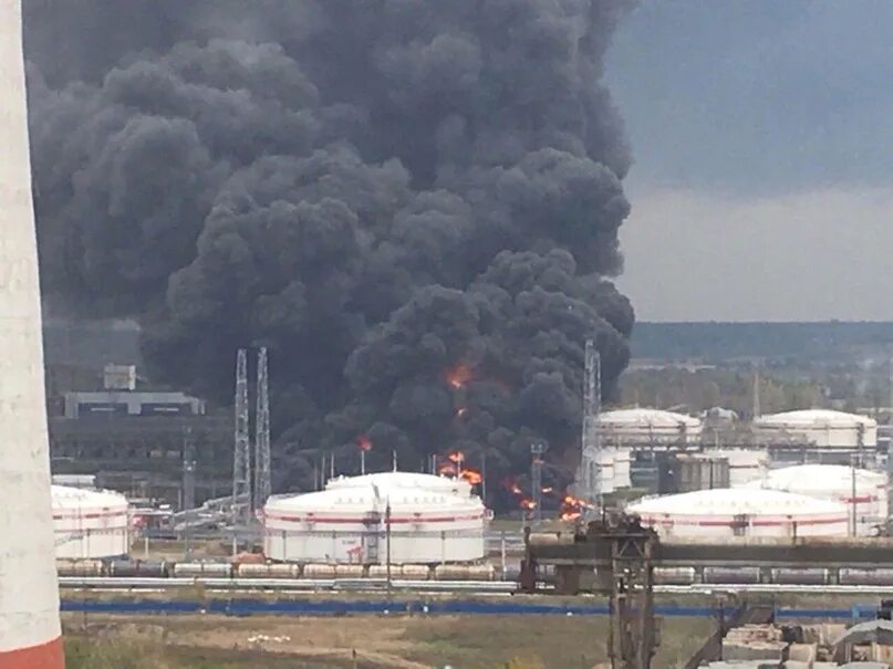 Кстово атаковали. Пожар в Кстово на заводе Лукойл. Огонь на заводе Лукойл Кстово. Пожар на заводе Лукойл-Нижегороднефтеоргсинтез в Кстове. Завод Лукойл Кстово взрыв.