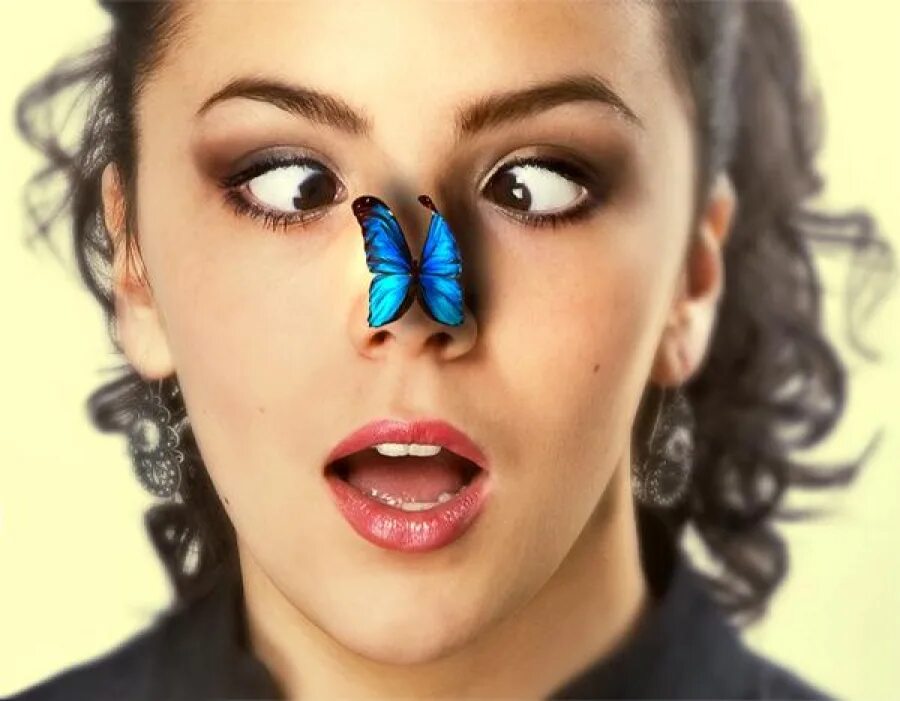 Люба все в кучу. Бабочка на носу. Бабочка на носу у девушки. Девушка скосила глаза. Скошенные глаза.