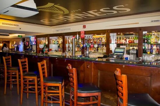 Паб mollie's москва. Столица бар. Сравнение паб и аб. Connell s. Брэд питт кафе москва.