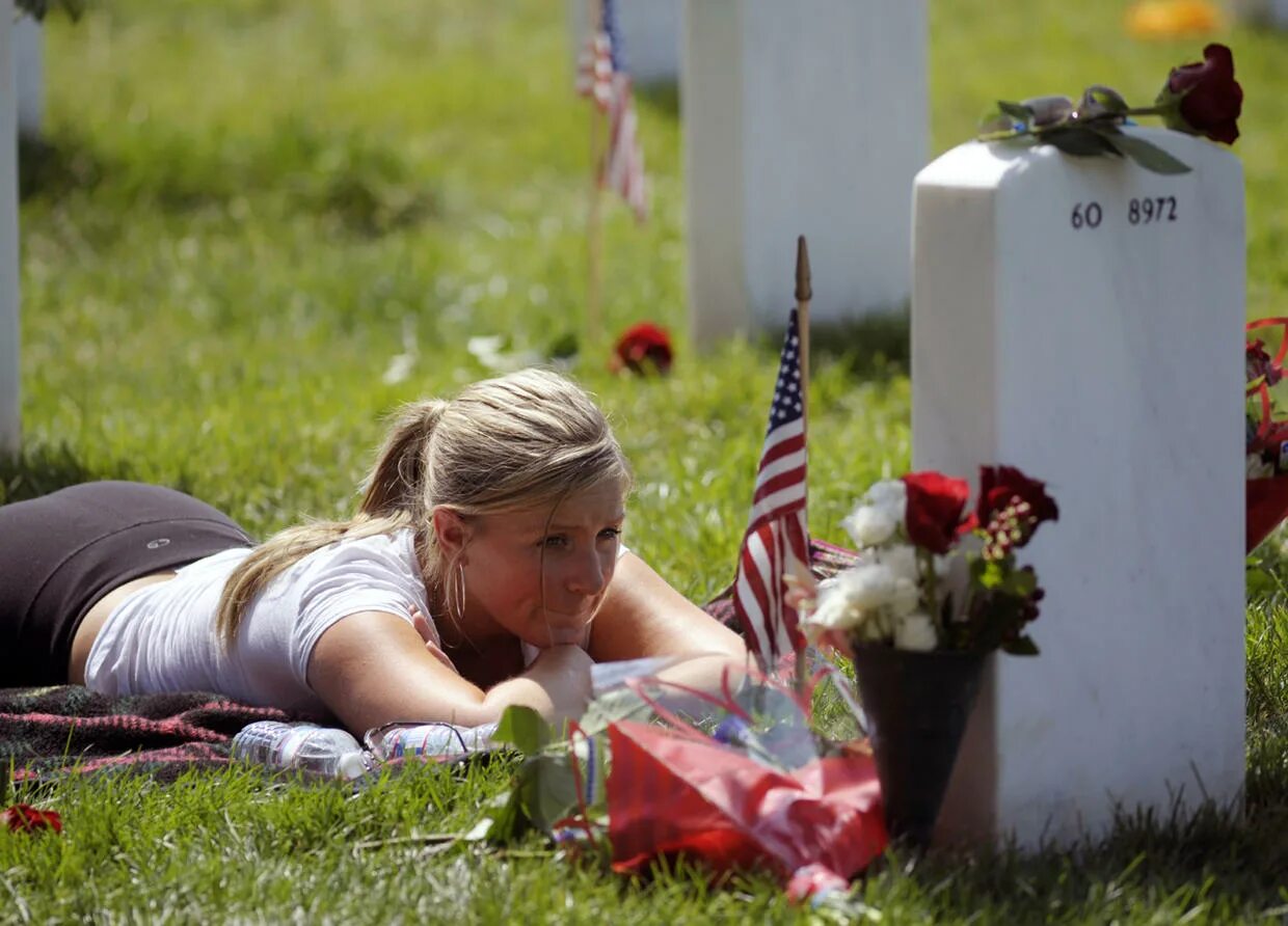 Кладбище женщин. Девушка на кладбище. Кладбище женщин. Стоит над могилой девчонка. Мужчина и женщина на кладбище.