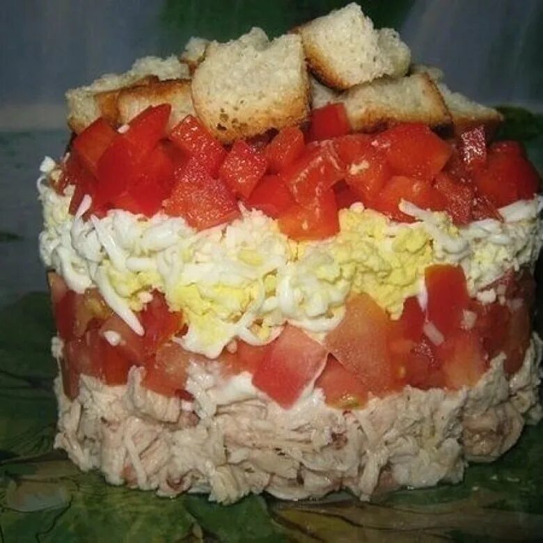 Салат помидор сыр курица копченая мак. Салат с курицей и помидорами слоями. слоёный салат с курицей и помидорами. салат астра. салат с курицей и сухариками и помидорами слоеный.