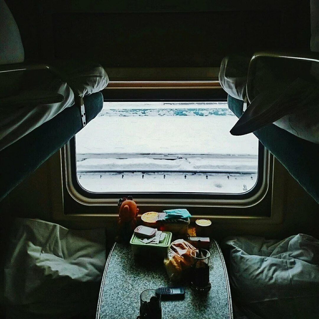 Купе в поезде. Окно поезда. Окно в купе поезда. Окно вагона. Поезд ночь спать
