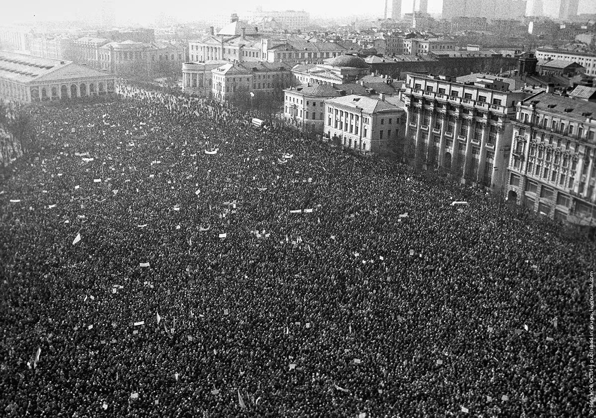 толпа 1000 человек. 10 тысяч человек. толпан. человек толпы. государственная служба во франции.