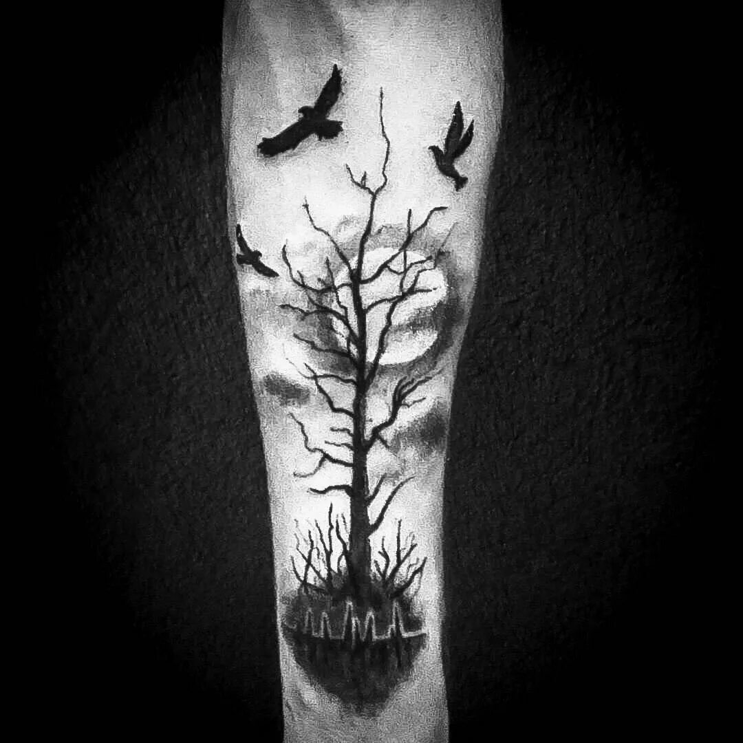 тату в виде леса. фон тату лес. тату блэкворк лес и ворон. фон тату лес. фон тату лес.