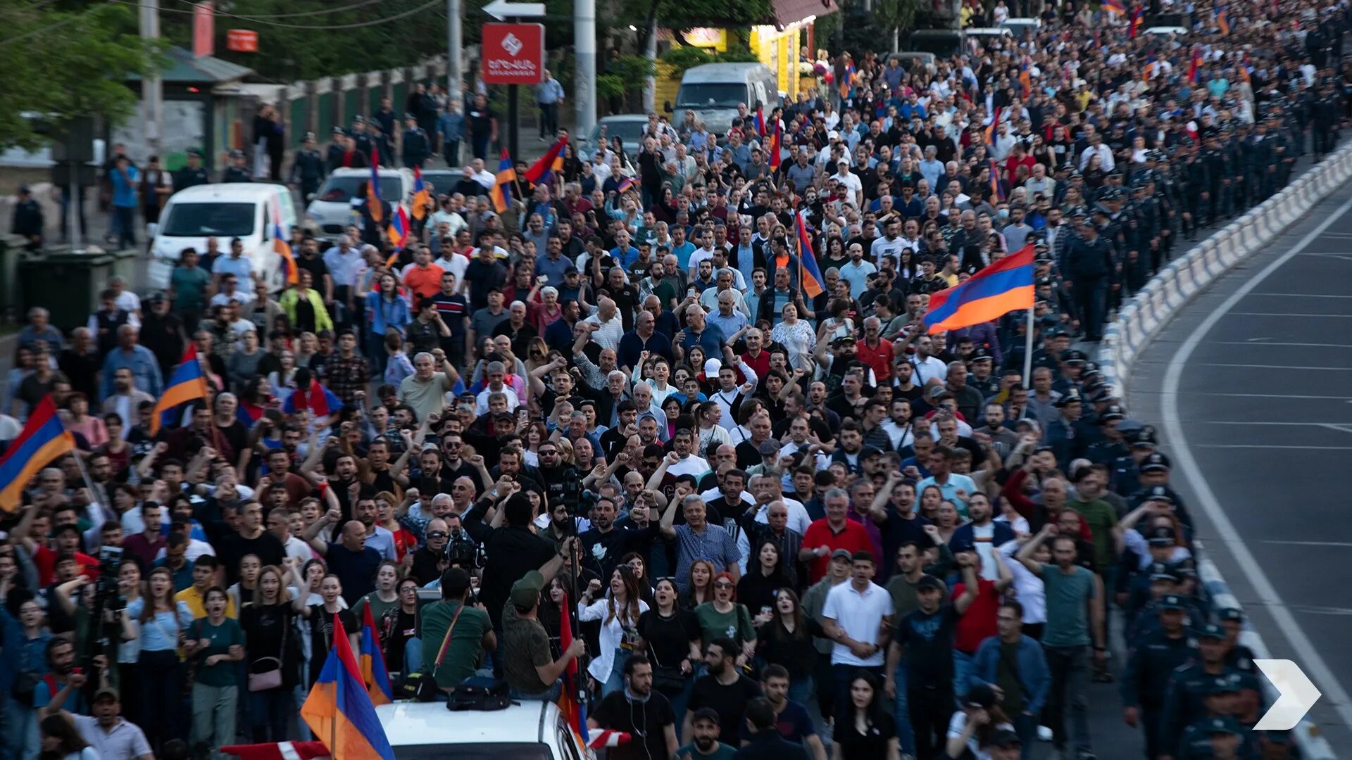 Армения участвует. Шествие. Митинг много людей. Протесты в России. Протесты в Армении.