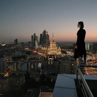 Стою на крыше и сверху смотрю