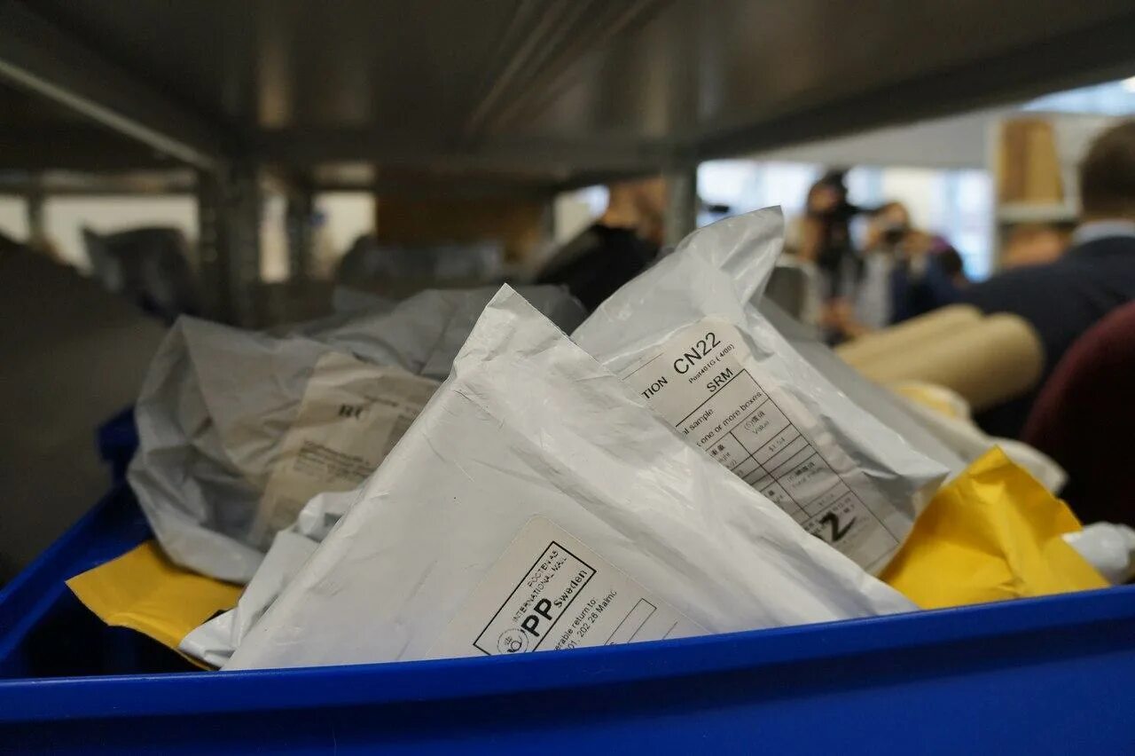 Кража посылки на почте россии. Кража посылки на почте россии. Ворует. Ворованные посылки. Кража посылки.