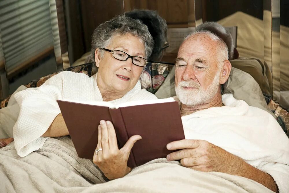 Grandpa is in the bedroom. Пожилая пара в постели. Чтение старики. Пожилая пара в кровати. Старик читает.