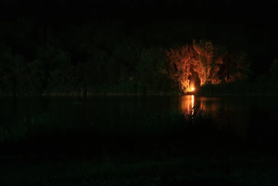 Вдали горит. Костер ночью. Огонек в ночи. Костёр в лесу ночью. Костер на берегу реки.
