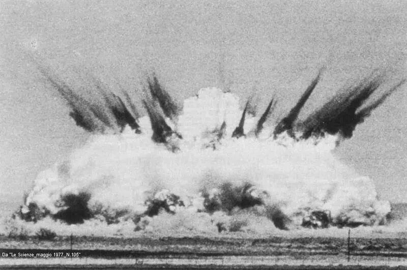 выстрел пушки. взрыв из пушки. взорванные пушками. ядерный взрыв из пушки. разорванный ствол танка.