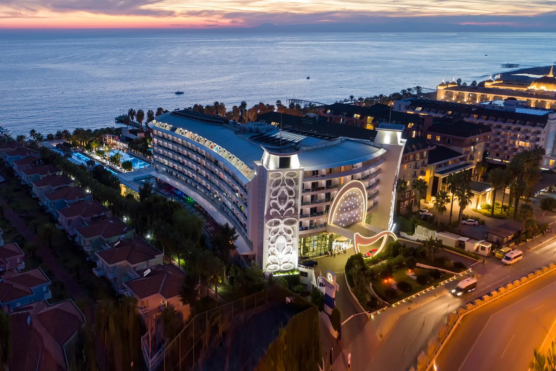 Q premium. Premium Resort 5 Турция Аланья. Отель премиум Резорт Турция Аланья 5. Отель q Premium Resort 5 Турция. Q Premium Resort 5 Турция Окурджалар Алания.