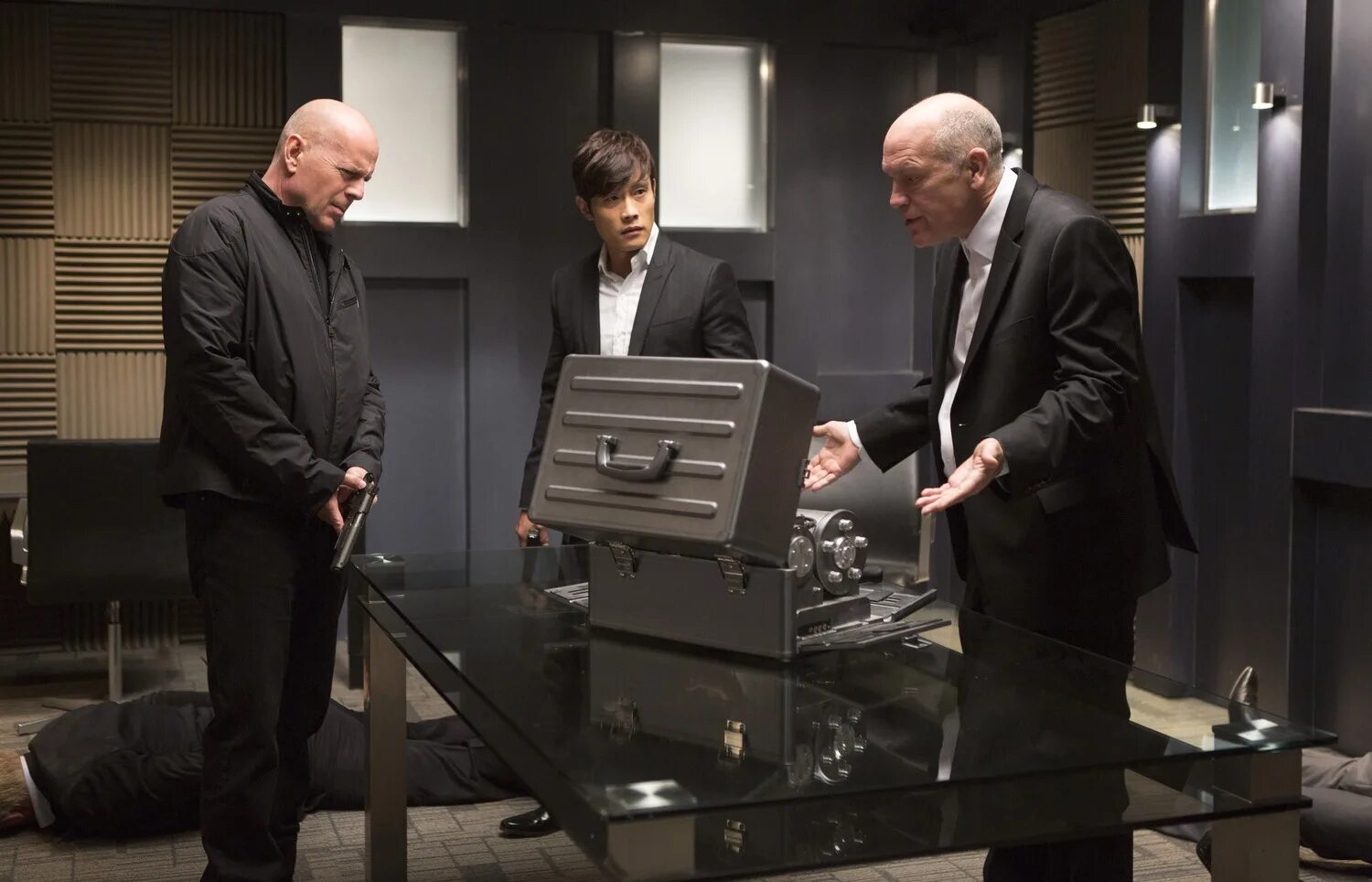 брюс уиллис в фильме ред 2. джон малкович и брюс уиллис. брюс уиллис red 2. ред 2 й. энтони хопкинс рэд 2.