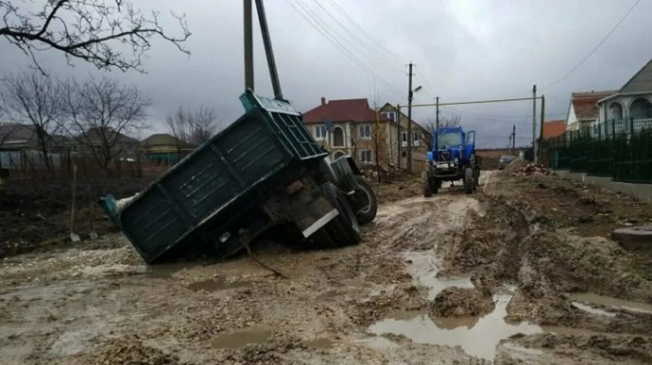 Разбитая россия. Российские дороги грязь. Разбитые дороги в деревне. Ужасные дороги. Плохая дорога в деревне.