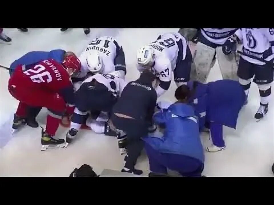 Хоккеисту попали шайбой. Хоккеисту попали шайбой. Хоккеисту попали шайбой. Смерть на хоккейном матче. Хоккеисту попали шайбой.