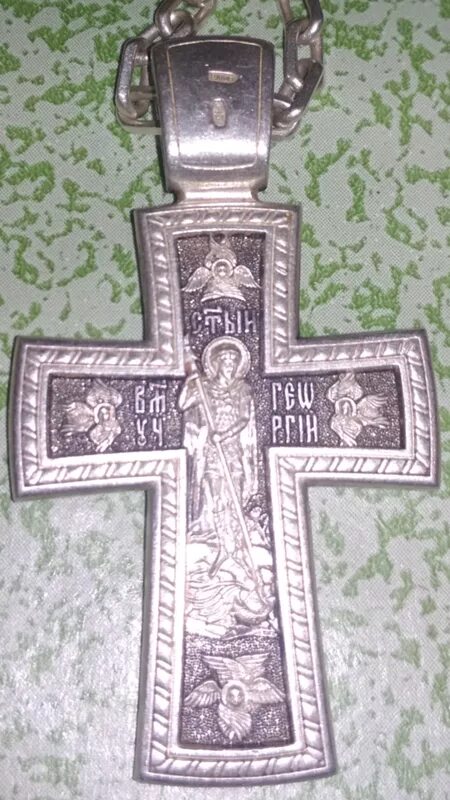Обратная сторона Креста. МЛРБ крест. Кто изображен на крестике. Крестик Святого Алексея. Другая сторона креста