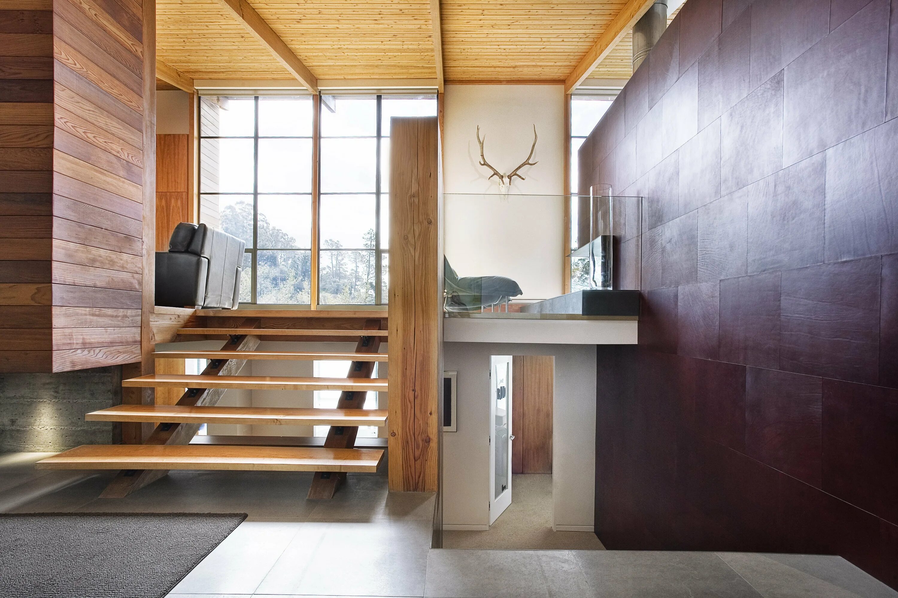 Интерьер из камня в кафе. Отделка фанерой в интерьере. Отделка стен ламинатом в интерьере. Стеновые панели для офиса. Отделка помещений деревом.