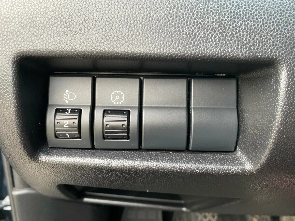 Кнопки мазда 3 бк. Кнопка открывания багажника Мазда 3 BK. Кнопка багажника Мазда 3 БК седан. Кнопка открытия багажника Мазда 3. Кнопка багажника Mazda 3 BK.