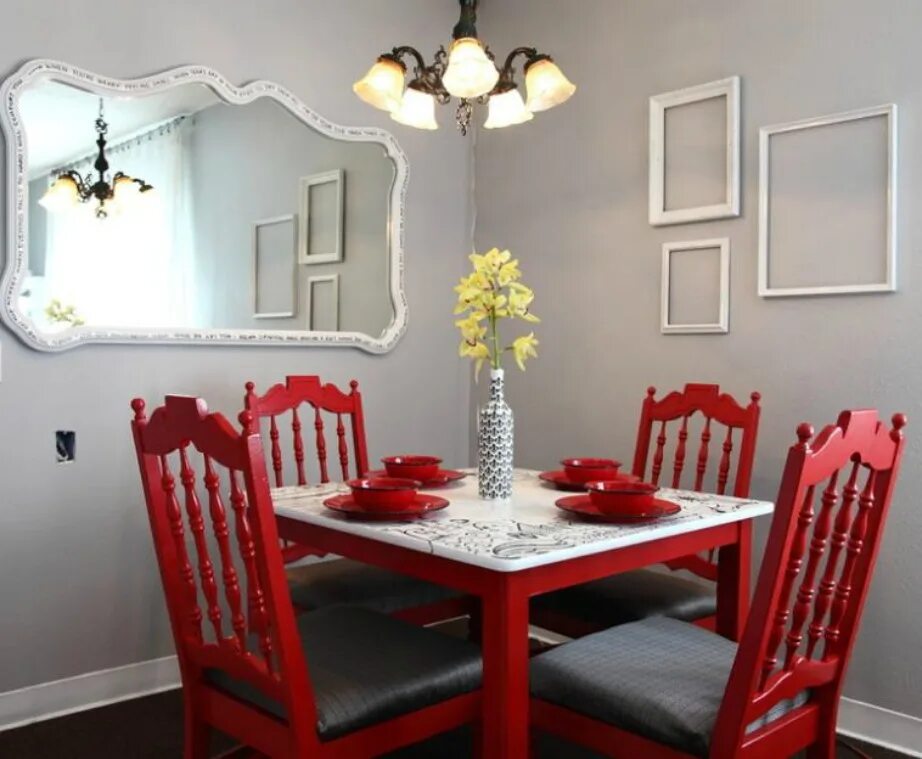 Украсить столовую. Декор на кухне на стене около обеденного стола. Сочетание красного в интерьере. Сочетание серого и красного в интерьере. Зелёный декор над обеденным стрлом.