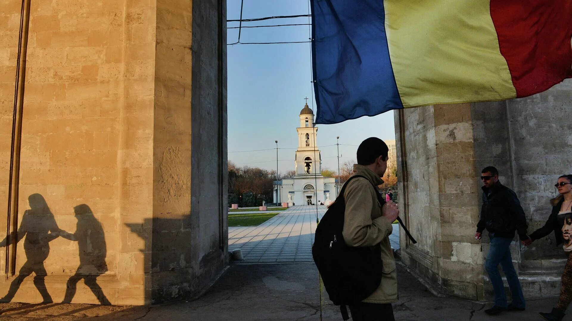 Украина люди. Чел с флагом Украины. Человек идет. Россия человек. Обстановка в молдавии