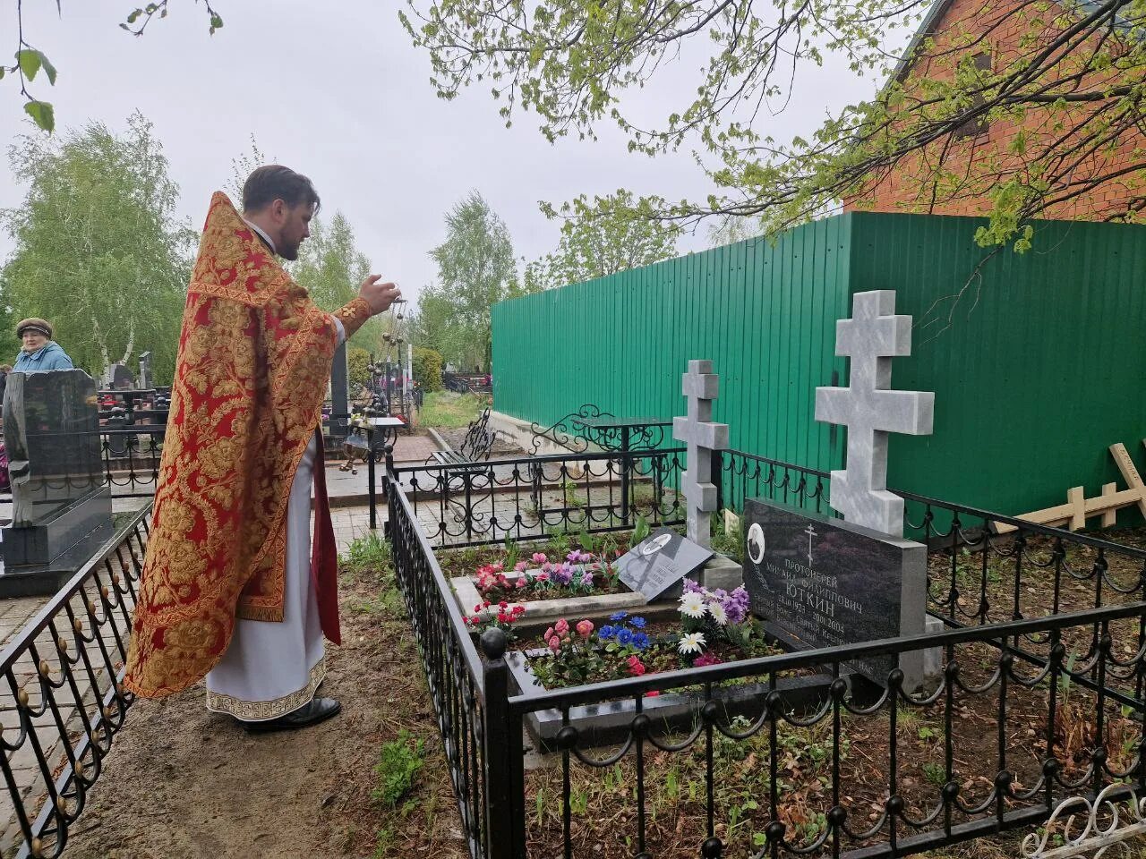 могила гундяевых на большеохтинском. литий на кладбище. погост фото. кладбище 3. чин литии для мирян на кладбище.