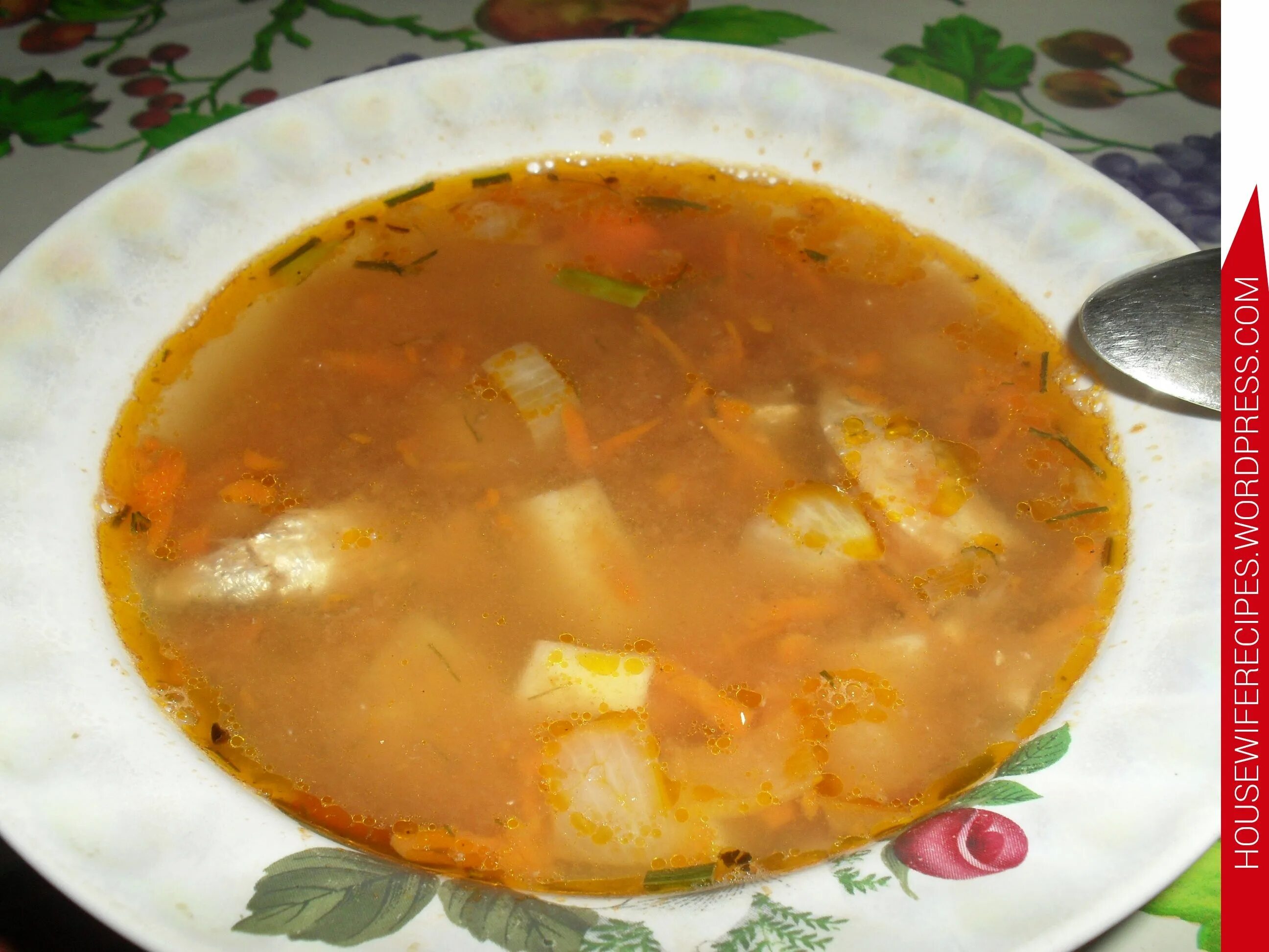 Суп из рыбных консервов в томатном соусе. Суп с килькой в томатном соусе. Суп из консервы килька в томатном соусе. Суп с килькой. Суп из кильки в томатном.