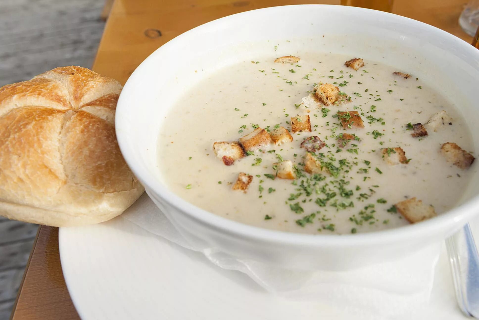 Суп пюре из печени куриной. Печёночный суп пюре. суп пюре из печени. суп пюре из печени с гренками. крем суп из куриной печени.