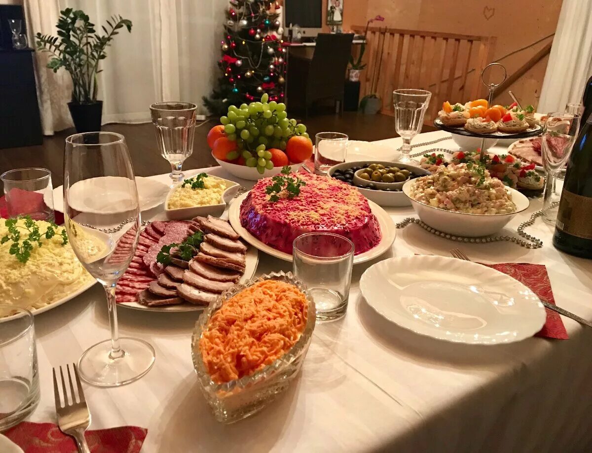 Домашний праздничный стол. Домашний новогодний стол. Накрыть праздничный стол. Скромный новогодний стол.