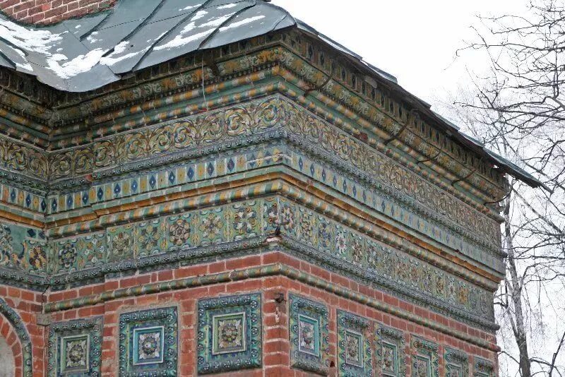 Ярославль церковь николы мокрого изразцы. Храм живоначальной троицы в никитниках. Узорочье 17 век. Ярославль тихвинская церковь с изразцами. Дивное узорочье в архитектуре.