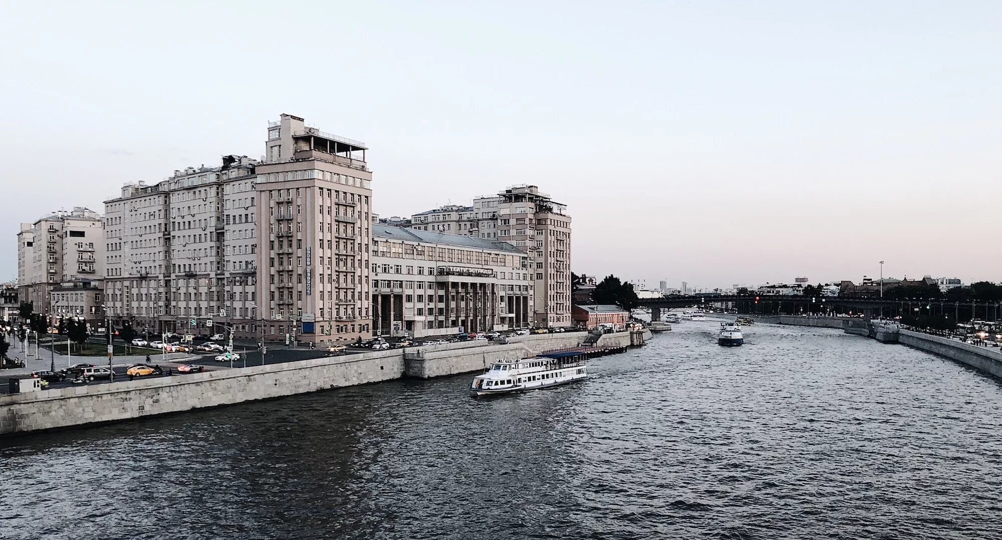 Дом правительства на Берсеневской набережной. Дом на набережной в Москве Серафимовича 2. Иофан Архитектор дом на набережной. Дом правительства дом на набережной в Москве. Дом на набережной сайт