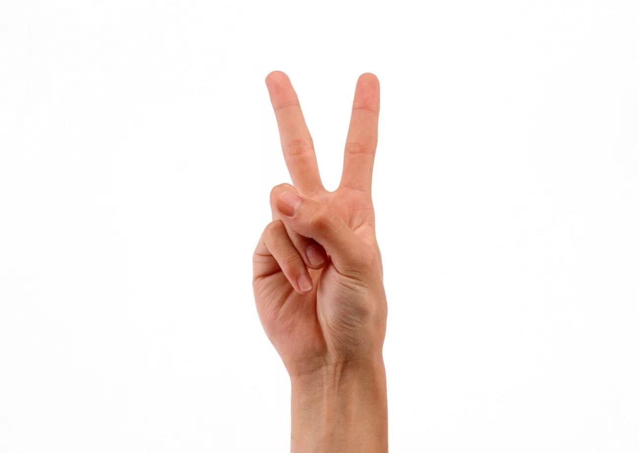 женская рука. рука. два пальца. жест 2 пальца. итальянский жест пальцами.