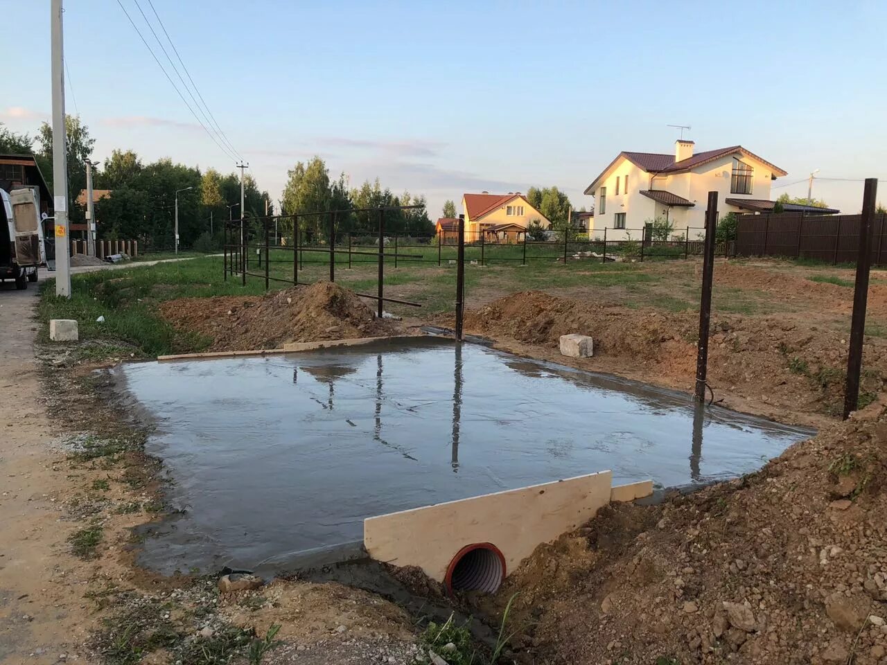 Подъезжать к водоему. Заезд на участок. Обустройство заезда на участок. Опалубка для заезда на участок. Бетонирование заезда на участок.