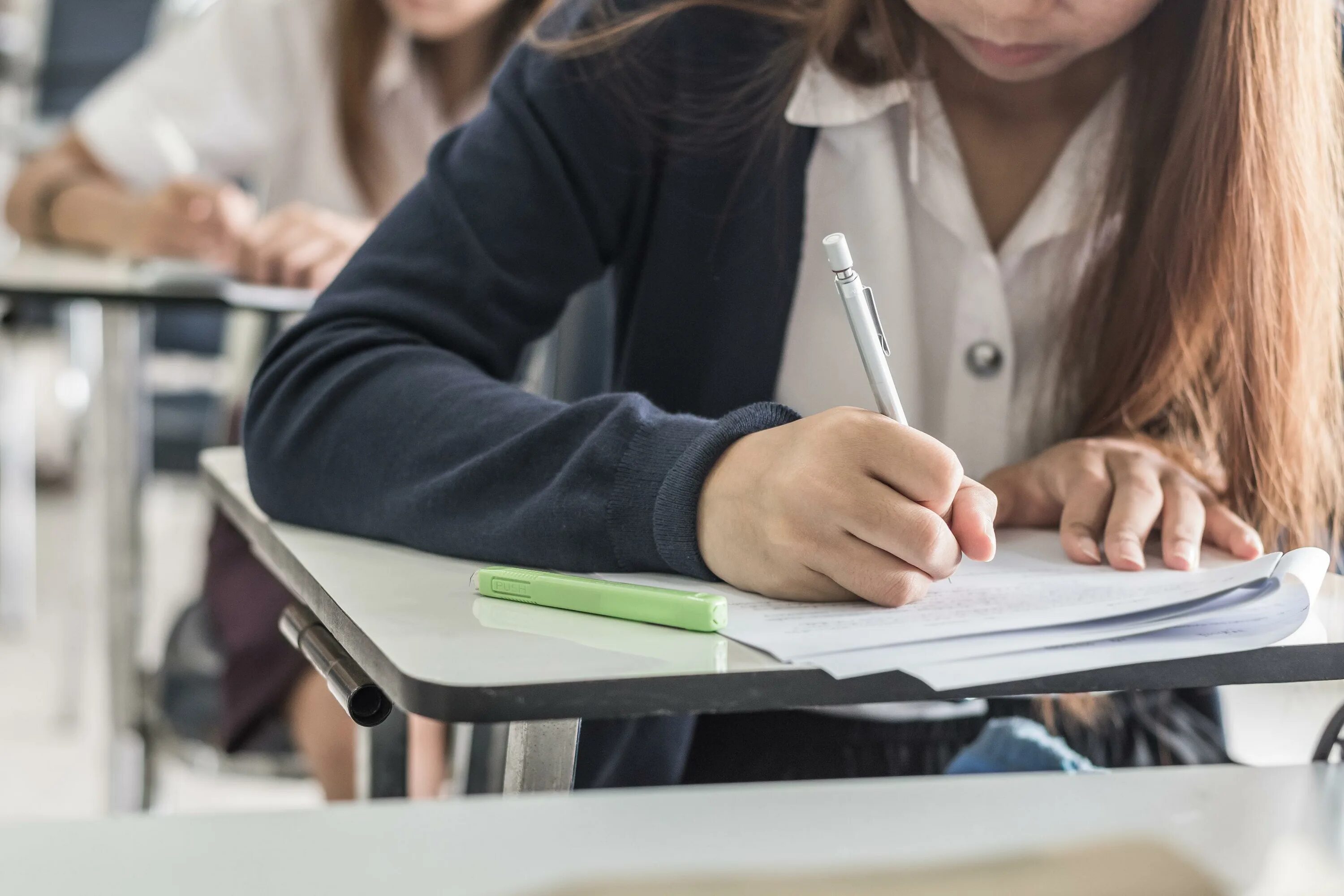 Examination student. Экзамены в школе. Тестирование школьников. Студент за партой. Письменный экзамен.