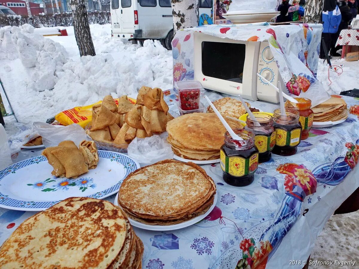 Где есть блины в москве. Стол на Масленицу. Стол намасленицк. Стол с блинами на Масленицу. Блинный стол на Масленицу.