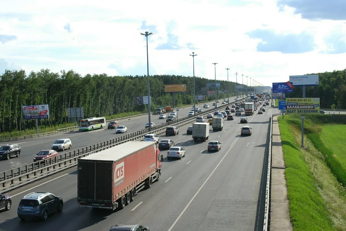 11 км от москвы. Фуры перегородили МКАД. Грузовики перекрыли МКАД. МКАД 60 км Москва. Пробки из грузовиков на въезде.
