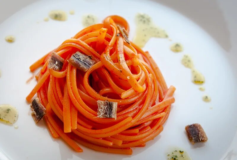 в оранжевой упаковке паста. оранжевый соус. паста оранжевая соус. оранжевая паста. оранжевые макароны.